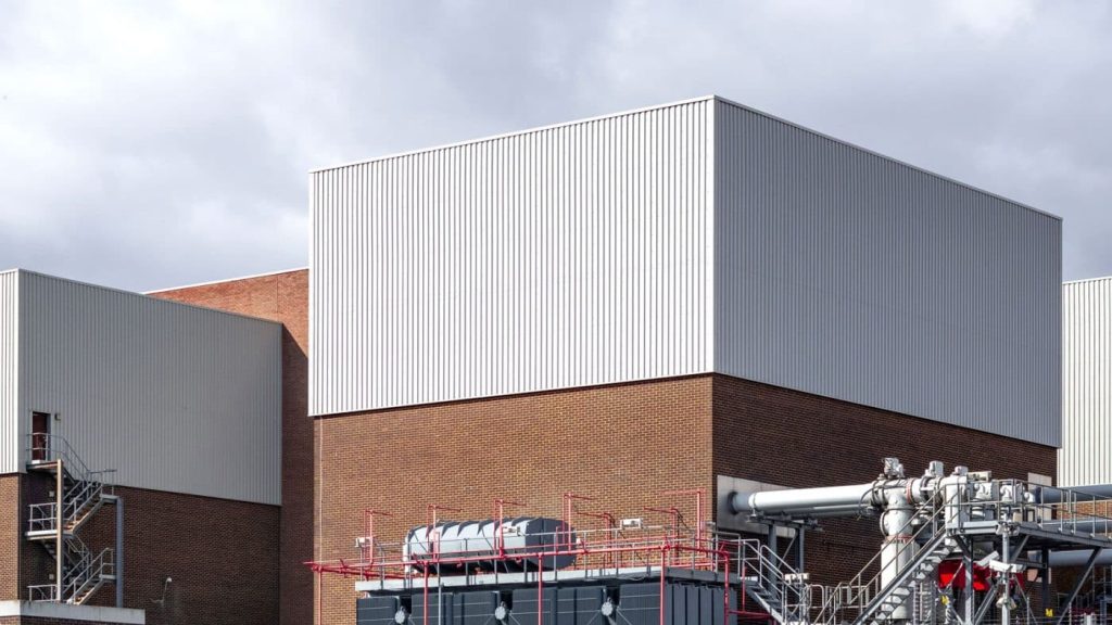 fachada de fábrica, mostrando principalmente tubulações de agua e produtos usados na empresa.