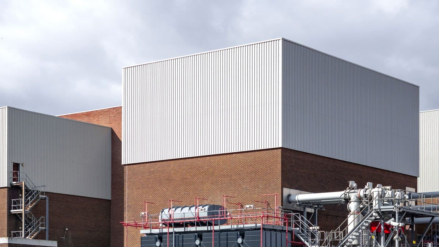 fachada de fábrica, mostrando principalmente tubulações de agua e produtos usados na empresa.